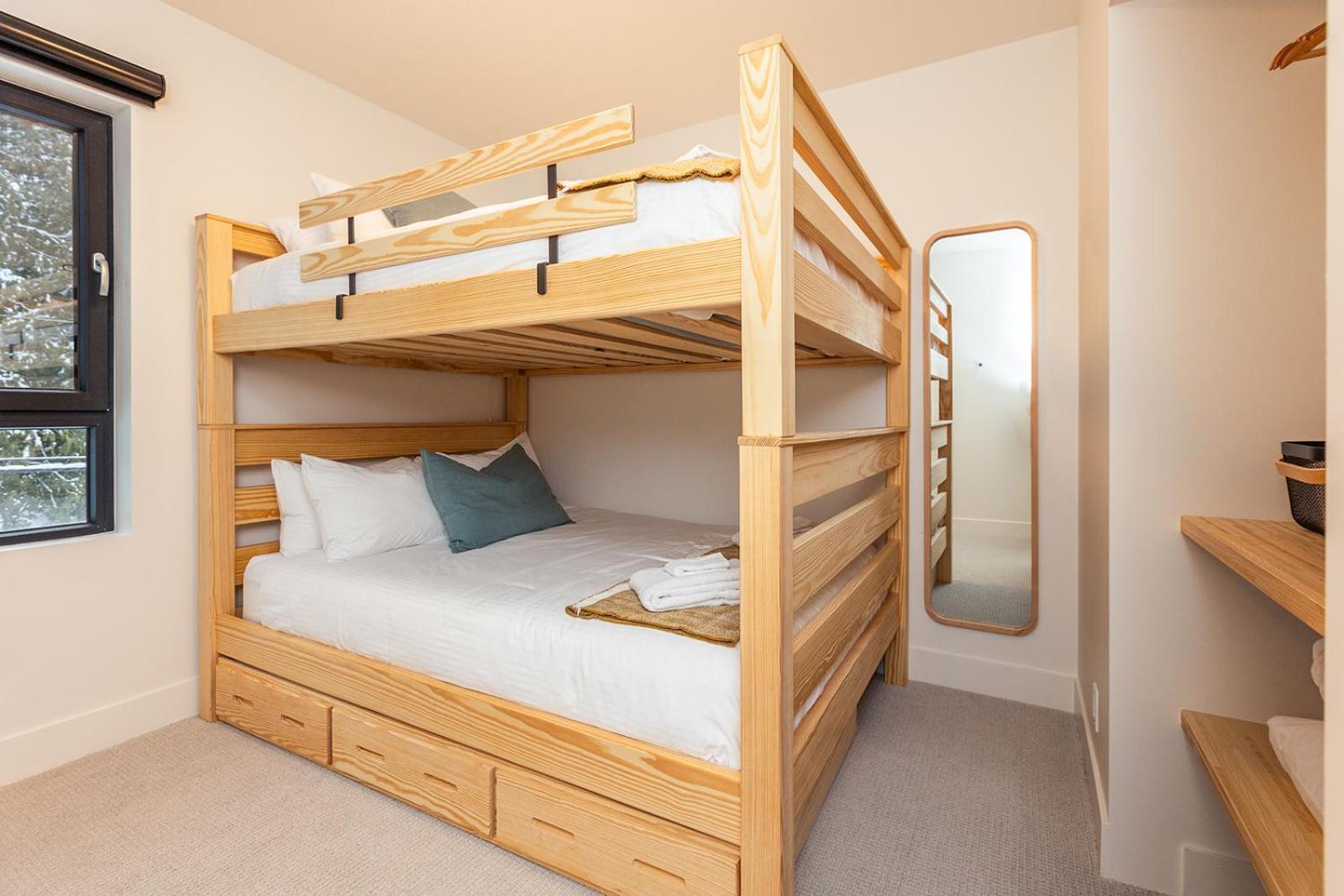 Tally Ho By Revelstoke Vacations Экстерьер фото