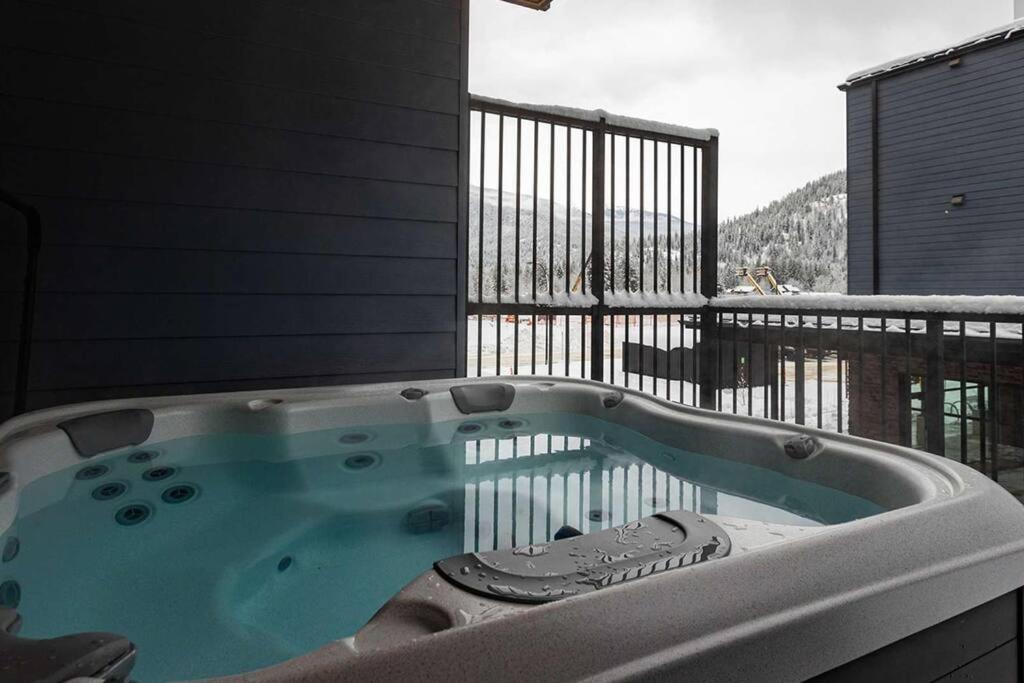 Tally Ho By Revelstoke Vacations Экстерьер фото