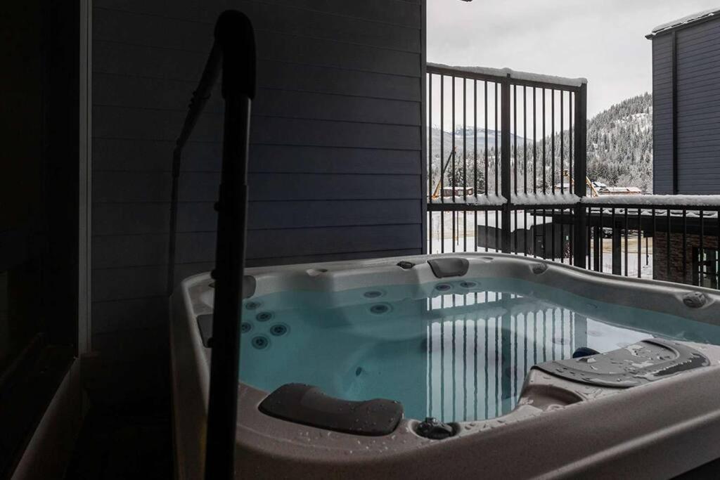 Tally Ho By Revelstoke Vacations Экстерьер фото